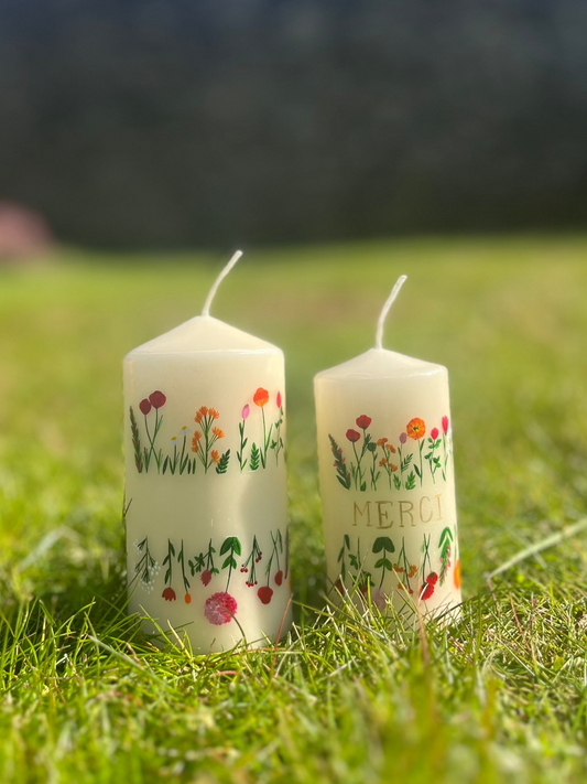 Bougies avec fleurs colorées peintes à la main