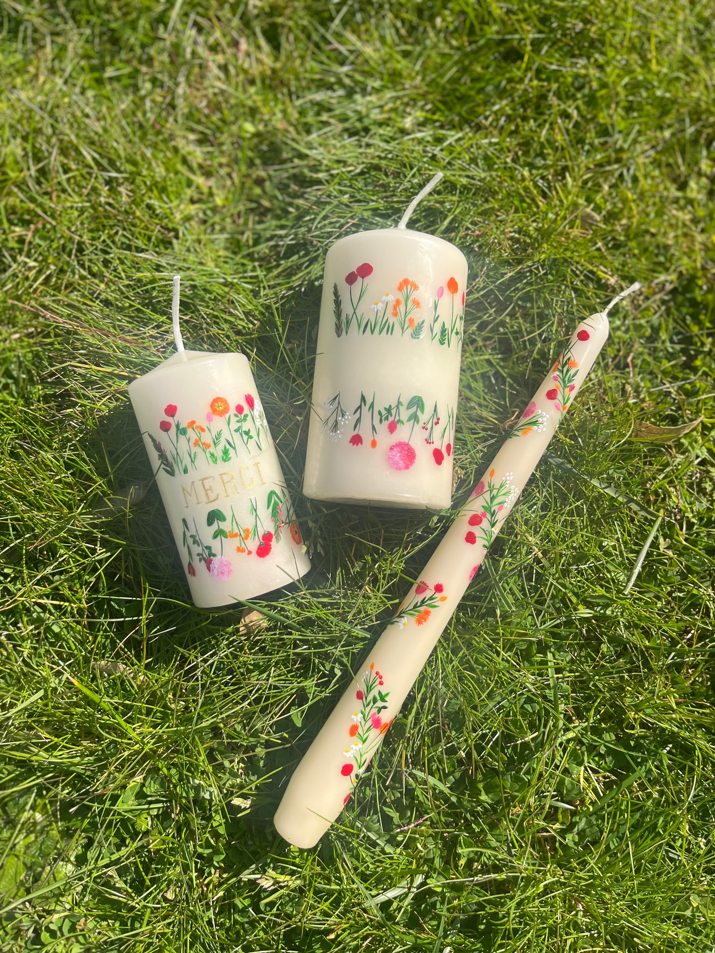 Bougies avec fleurs colorées peintes à la main