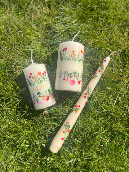Bougies avec fleurs colorées peintes à la main